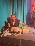 Zatímco Koťata zpívají, australák Hugo a labradoří štěně Penny se na pódiu mazlí s Katkou.