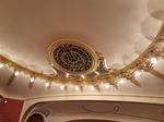 Pohled na zdobený strop divadla s osvětlením