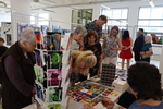 Návštěvníci výstavy si prohlížejí výrobky ke koupi