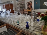 Pohled na sklářské výrobky - skleničky, vázy