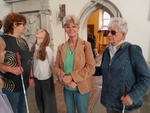 Tři členky SONS a vnučka jedné z členek poslouchají přednášku v kostele Nalezení sv. kříže