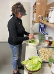 Chystání zeleniny na salát