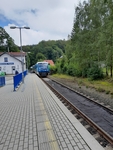 Po kolejích přijíždí modrý vlak - směr Liberec