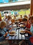 Pět členek SONS obědvá na terase v restauraci Zrcadlová koza