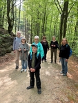 Členové SONS pózují na lesní cestě