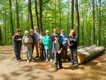Deset členů SONS pózuje na lesní cestě
