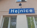 Cedule s nápisem Hejnice - na vlakovém nádraží