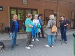 Šest členů SONS stojí na vlakovém nádraží v Hejnicích a čekají na vlak