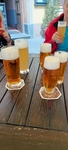 Na fotografii jsou sklenice s pivem - nezbytné osvěžení na závěr výletu 